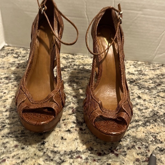 VINCE CAMUTO - Picture 1 of 4